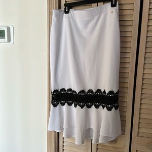 Thalia Sodi- white skirt with black lace detail size M